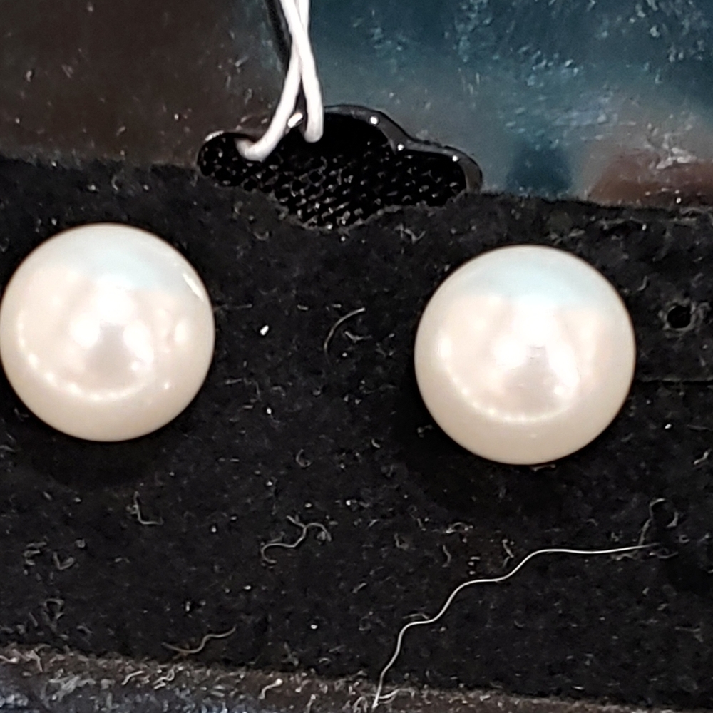 Chloe & Isabel classic Pearl stud earrings